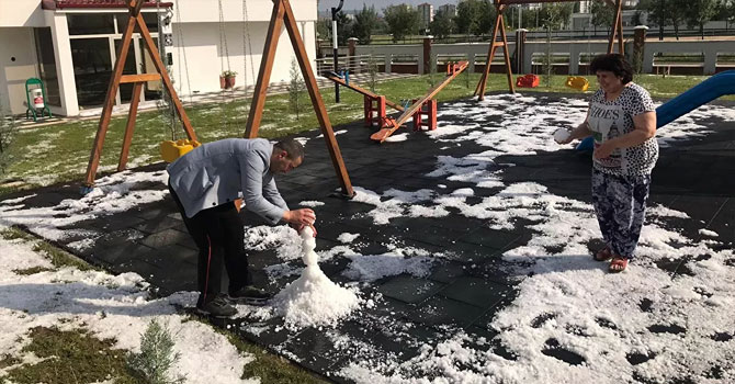 Yaz ortasında kardan adam yapıp kartopu oynadılar