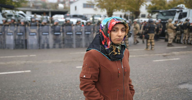 Görevden alınan belediye eşbaşkanı Hatice Taş gözaltına alındı