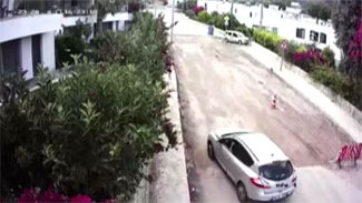 İçme suyu hattı patladı, yolda hasar oluştu 