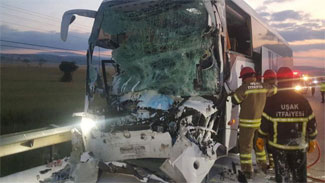 Yolcu otobüsü kamyona çarptı: 2 ölü, 18 yaralı