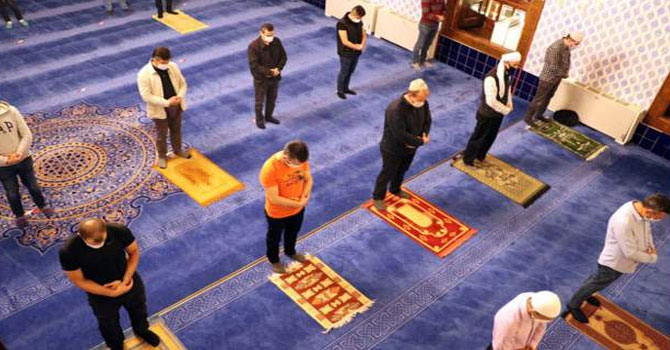 3 ay sonra camilerde cemaatle ilk sabah namazı kılındı