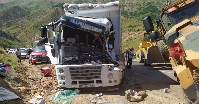 Yüksekova'da Askeri araçla ile TIR çarpıştı: 1 yaralı