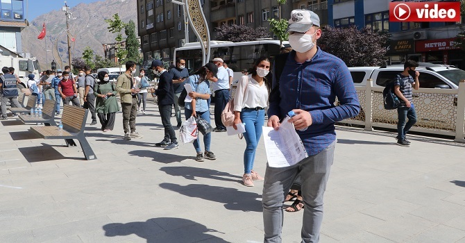 Hakkari'de öğrenciler için YKS standı kuruldu