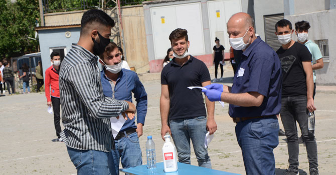 Hakkari'de 9 bin adayın girdiği YKS başladı