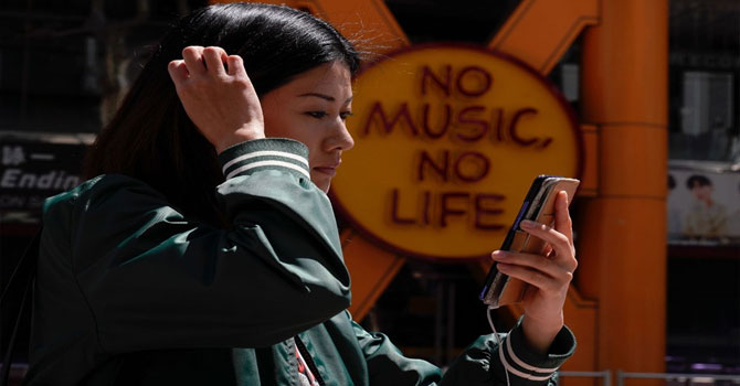 Yürürken telefon kullanmayı yasakladılar