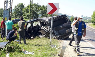 Beton mikseri, işçi servisine çarptı: 1 ölü, 5 yaralı