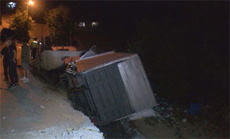 Damacana yüklü kamyon devrildi