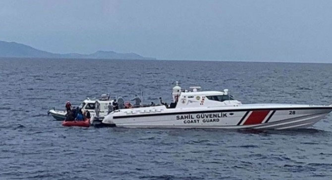 Ayvalık'ta mültecileri taşıyan bot battı