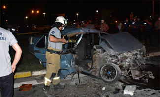 Belediye otobüsü ile otomobil çarpıştı