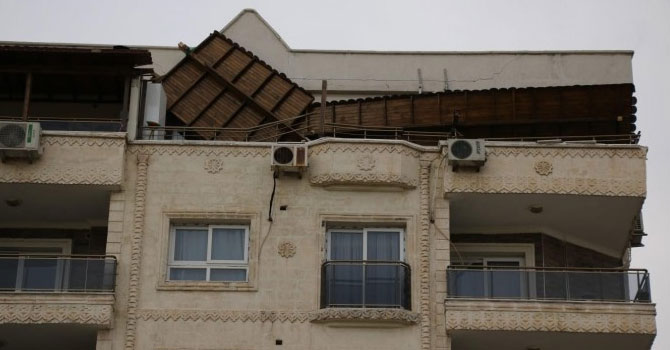 Fırtına nedeniyle Cizre'de çatılar uçtu