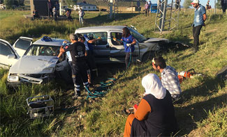 Ticari araçla otomobil çarpıştı: 5 yaralı