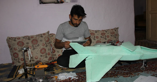 Hakkarili genç maketten F35 savaş uçağı yaptı