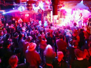 ABD'de korona bulaştırma partisi: Pozitif çıkana para ödülü!