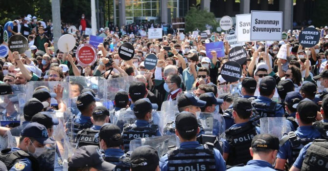 Meclis'e yürümek isteyen baro başkanlarına müdahale