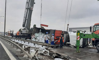 TEM'de TIR devrildi, yol ulaşıma kapandı