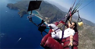 Ölüdeniz'de 'koltukla' uçtu, televizyon izledi