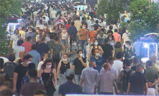 İstiklal Caddesi'nde hafta sonu yoğunluğu 