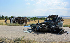 Otomobille kamyon çarpıştı: 1 ölü, 1 yaralı