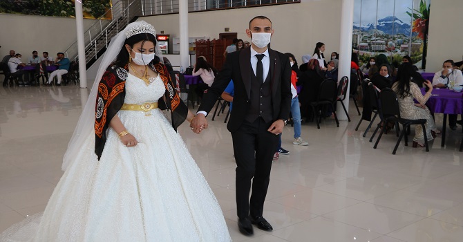 Hakkari'de sosyal mesafeli ilk aşiret düğünü