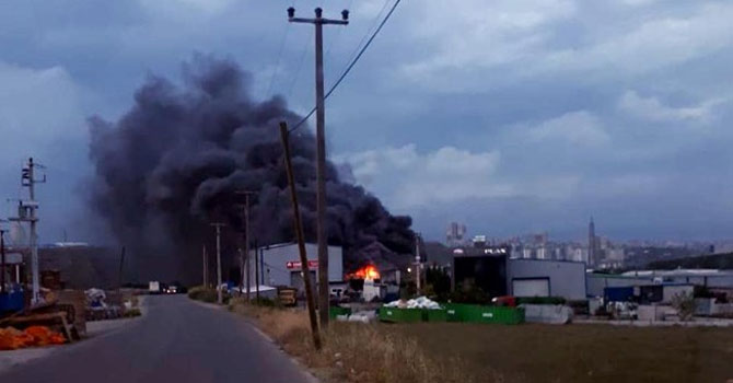 Gebze’de geri dönüşüm tesisi yanıyor