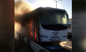 Hareket halindeki servis midibüsü alev aldı