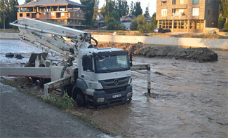 Dere taştı, işçiler ölümden döndü