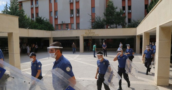 10 aylık bebeği ile cezaevine gönderildi