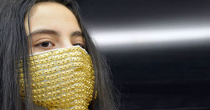 Gelinler için altın işlemeli maske yaptılar