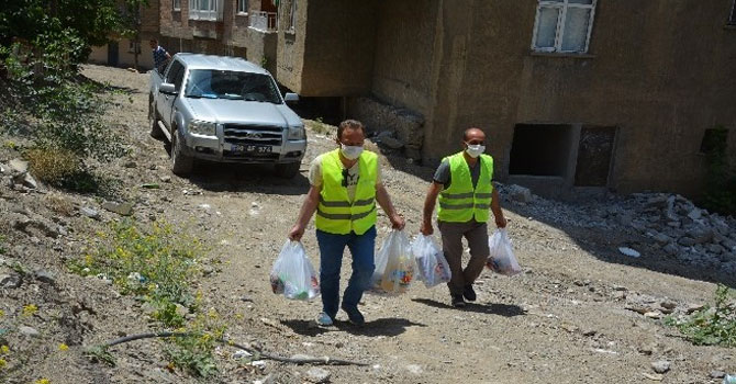 Hakkari Valiliği Bozkurt ailesine yardım eli uzattı