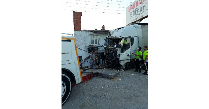 TIR kavun tezgahına girdi 1 ölü