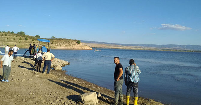 Oğlunu kurtarmak isterken boğuldu