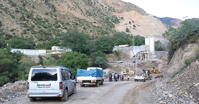 Dere taştı, 1 iş makinesi devrildi, 15 araç mahsur kaldı