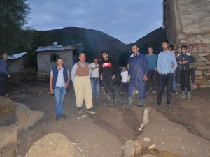 Sel, Yüksekova’nın Yumrutaş köyünü vurdu!