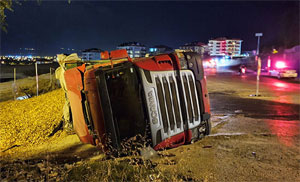 TIR devrildi; taşıdığı kilolarca talaş yola saçıldı