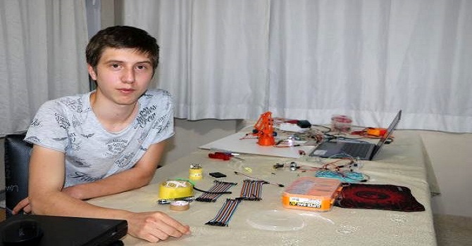 Hakkarili Liseli Özbek, pandemi sürecini yazılım projeleriyle geçirdi