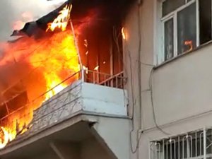 2 katlı ev çıkan yangında kullanılmaz hale geldi