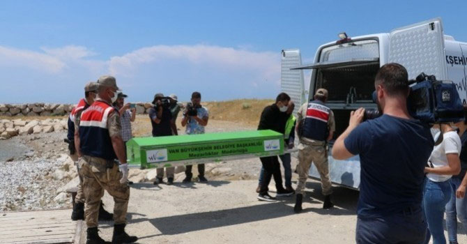 Van Gölü'nde 1 göçmenin daha cenazesine ulaşıldı