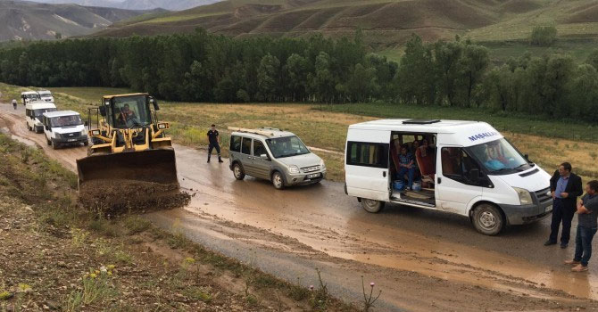 Başkale’de sağanak nedeniyle yollar kapandı