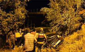 Köprü parmaklığına çarpan cip devrildi: 5 yaralı