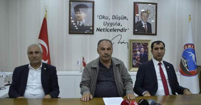 Ağrı'da 3 belediye başkanı, AK Parti'ye geçti