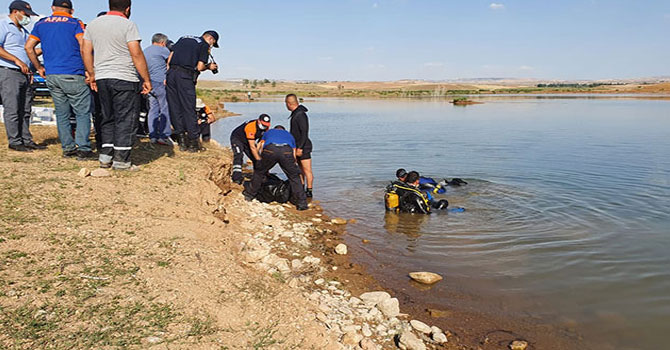 Serinlemek için girdiği gölette boğuldu