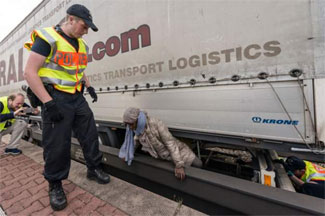 TIR’ın soğuk hava dorsesinde 31 kaçak göçmen yakalandı