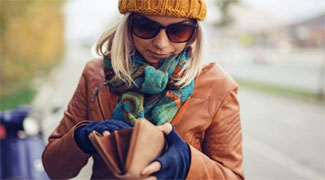 Birleşik Krallık’ta kredi kartı harcamaları yarı yarıya azaldı