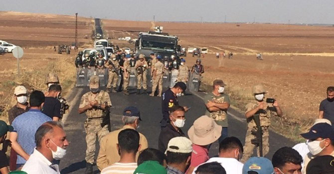 Çiftçiler elektrik kesintisine karşı yol kapattı