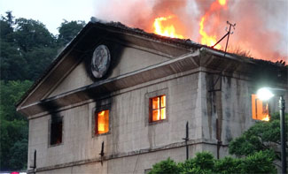 Bursa'da tarihi bina yangında kullanılamaz hale geldi