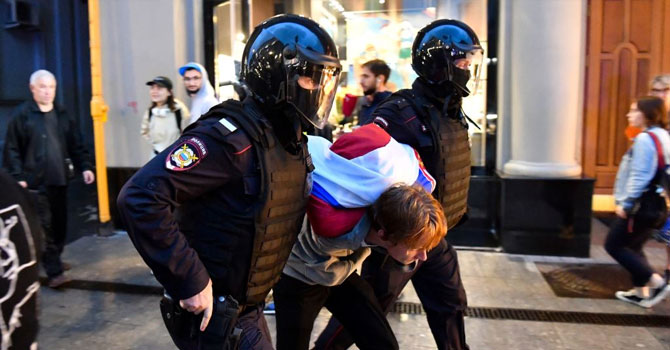 Rusya Lideri Putin'i Protesto Gösterisinde Gözaltılar