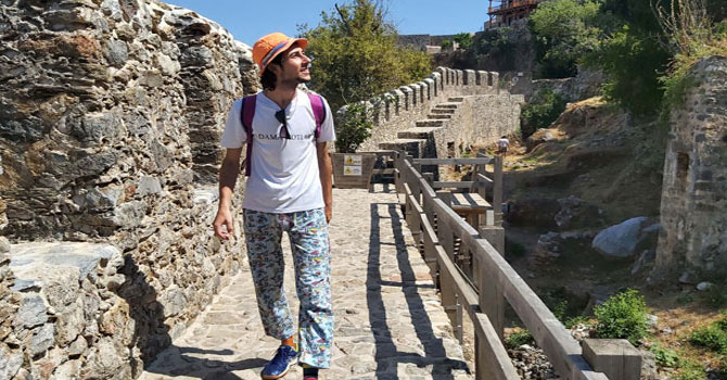 Otostop çekip, pijamayla dünyayı geziyor 