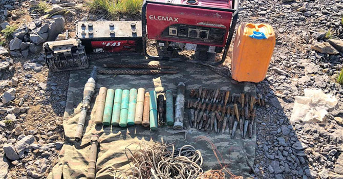 Çukurca'da PKK mağarasında mühimmat ele geçirildi