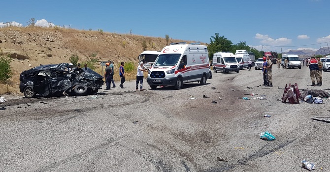 Servis midibüsü ile otomobil çarpıştı: 1 ölü, 17 yaralı