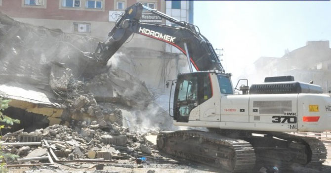 Yüksekova'daki İran Pasajı'nın yıkımına başlandı